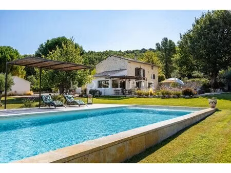 entre plaine et monts de vaucluse : l'élégance d'un mas en belvédère à quelques minutes de