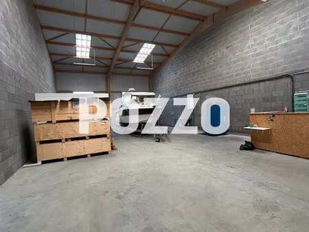 bâtiment neuf à louer 200 m² porte sectionnelle avec parkings proche avranches