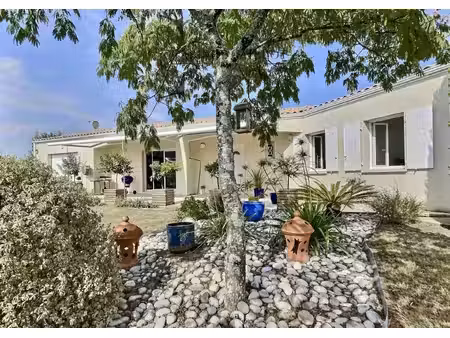 maison de plain-pied - sortie saintes rive gauche (réf. 11546)