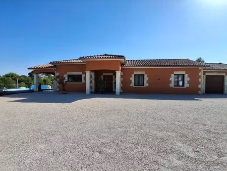 belle maison contemporaine avec jardin et garage