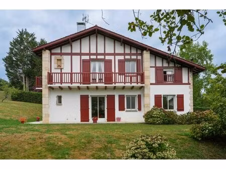 entre authenticité basque et art de vivre  une propriété familiale d’exception aux portes.