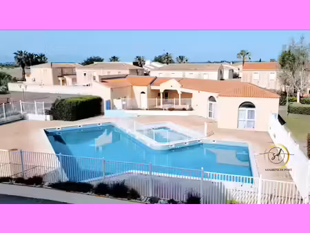 t2 meublé avec parking dans résidence sécurisée. terrasse vue piscine et canigou