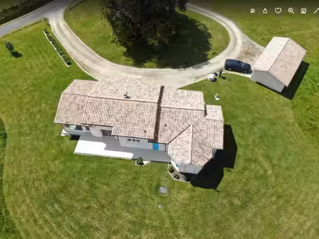 maison individuelle nichée au coeur de la campagne