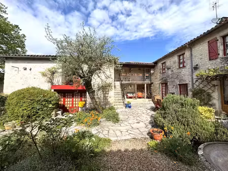 charmante maison en pierre  3 chambres  jardin méditerranéen  joli village
