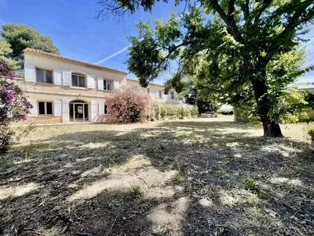 mas familial sur 8000m2 de terrain à arles