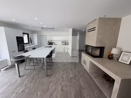 maison contemporaine avec piscine et garage