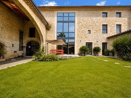 propriété d'exception ? ancien corps de ferme réinventé en demeure contemporaine...