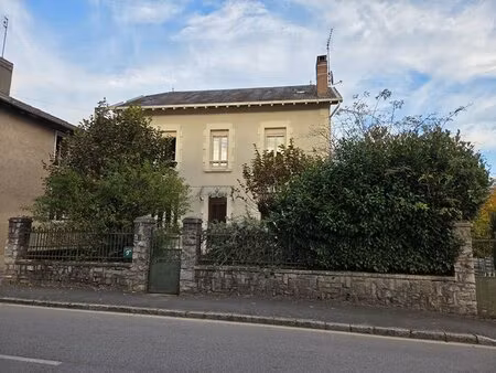 située à saint-léonard-de-noblat  maison d'habitation avec jardin  idéalement placée...