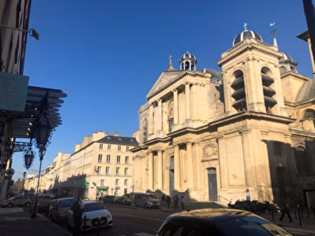 "versailles paroisse plein centre" vue imprenable sur la paroisse notre-dame - joli studio