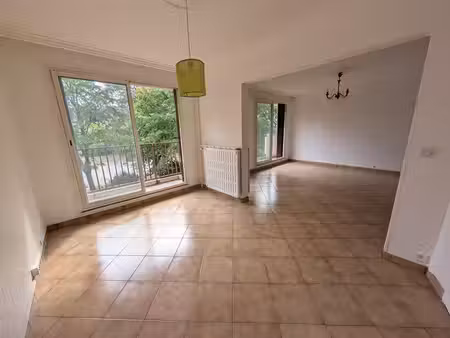 saint priest centre : t4 de 77 m2 + cave + parking