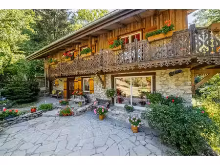 ferme savoyarde authentique dans un environnement boisé paisible à vendre ; seytroux