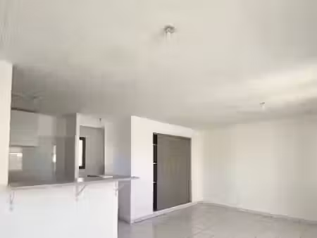location appartement 2 pièces 53 m² à saint-martin-de-crau (13310)  852 €