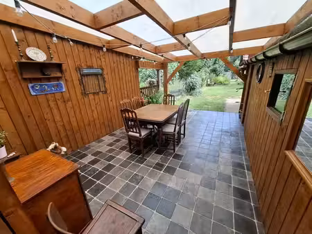 maison retirée de la rue  terrasse couverte et jardin.