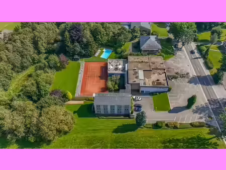 hôtel-restaurant - 15 ch. sur 10.113 m² – cession d’actions