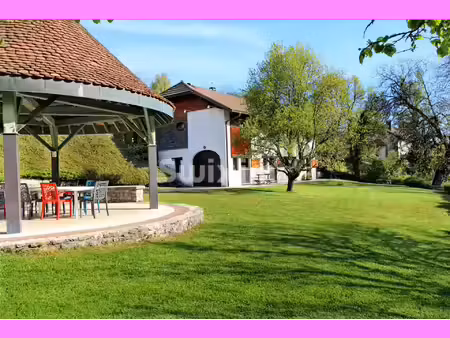 maison avec deux appartements  salle polyvalente et plus d'un hectare de terrain : un lieu