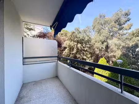grand studio avec balcon  cave et stationnement