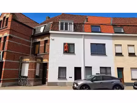 maison à rénover avec jardin profond près du centre de court