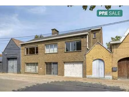 maison solide spacieuse avec garage et jardin