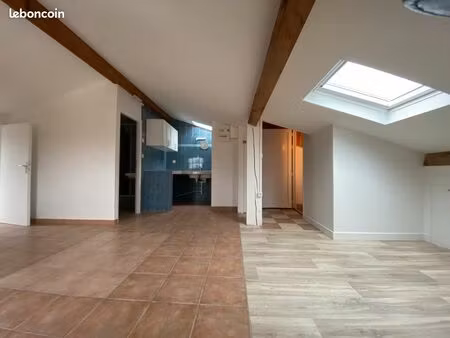 charmant t1 bis refait à neuf sous combles (27 m² hab / 47 m² au sol) – castelnau-durban
