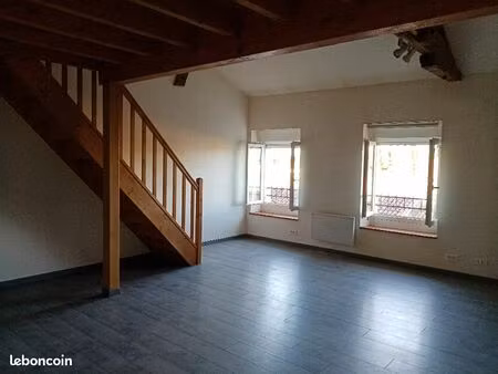 part loue grand studio avec mezzanine en très bon état à st brice