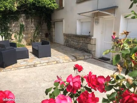 f2 avec cour et jardin