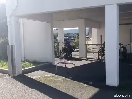 parking ext couvert / sécurisé par barrière avec bip