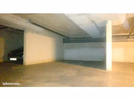grand parking moto dans résidence sécurisée