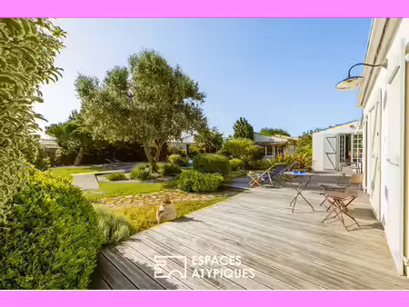 villa familiale avec dépendances et jardin luxuriant