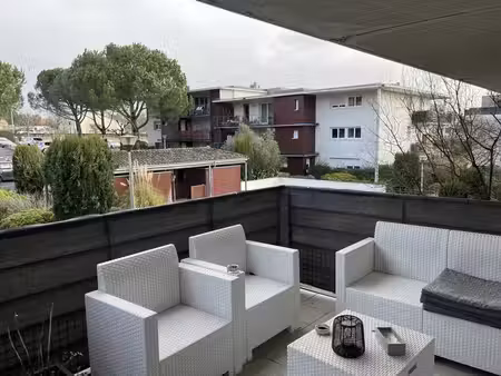 t2 avec grande terrasse et stationnement dans résidence avec piscine