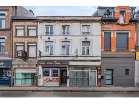 immeuble avec 2 commerces + 2 appart (2ch) - tout est loué !