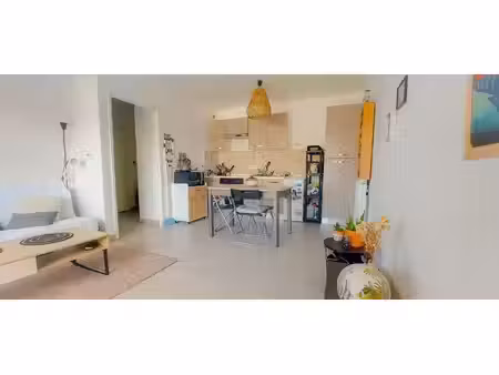 quartier chambéry – sans vis-à-vis – t2 avec balcon et place de parking en sous-sol