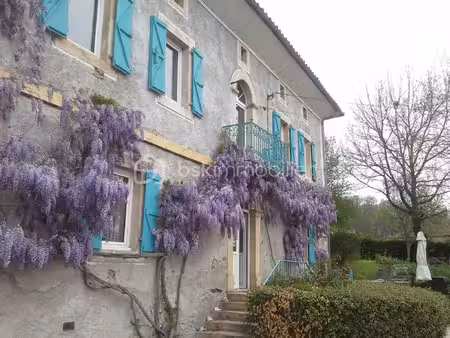 maison de 251 m² à beauchalot