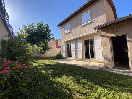 maison indépendante mitoyenne par son garage  avec jardin – impasse guilloux  saint genis 