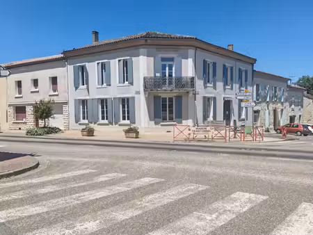 à deux pas des commerces – maison d'environ 230 m² – 5 chambres – grande pièce de vie – te