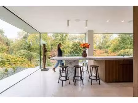 architecture pure avec des vues sereines sur l’étang