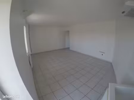 490 euros .. 49 m² .. t2