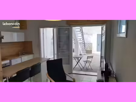 studio spacieux et lumineux de 23m2  avec une terrasse privée de 15m2. belle hauteur sous 