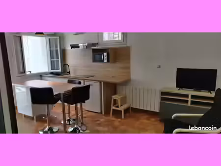 studio spacieux et lumineux de 23m2  avec une terrasse privée de 5m2. belle hauteur sous p