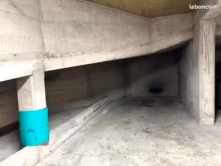 parking 10 m² aubenas