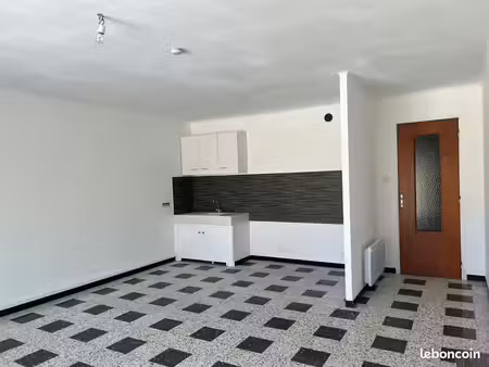 studio 40 m² + parking privé 600