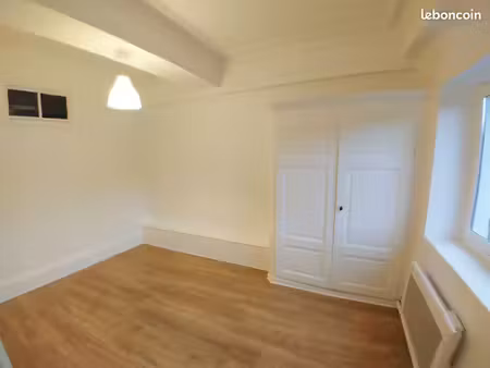 location t2 trévoux 39m2 avec place de parking extérieur