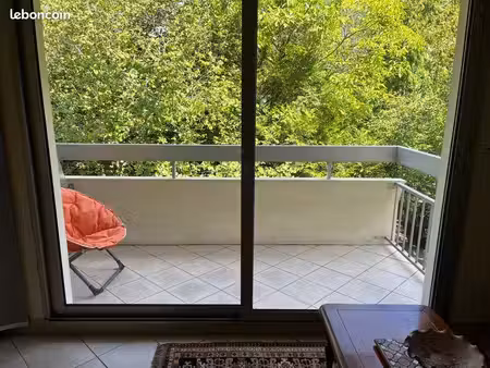 studio meublé 33m2 avec terrasse face piscine de gien