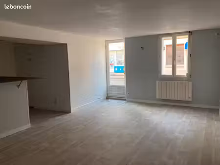 appartement t2 bourg de ste pazanne