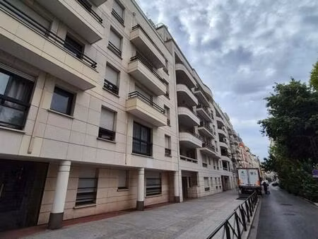 2 pièces immeuble récent en parfait état