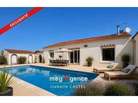 rare : grande familiale maison avec piscine à l'abri des regards.