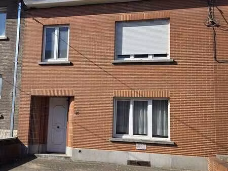 maison mitoyenne au dimensions généreuses à rafraîchir  4 ch