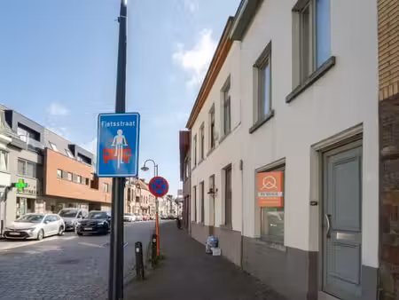 lichtrijke woning met tuin en ruime garage aan dorpsplein...