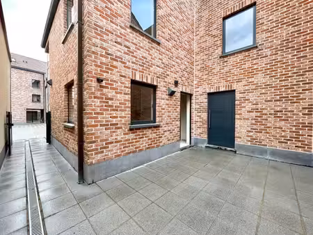maison 3 chambres et grande cour privative! + garage!