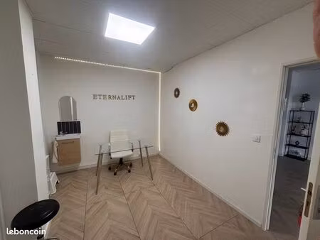 bureau dans local paramédical esthétique
