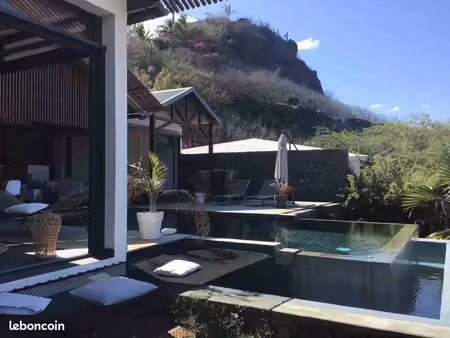 villa contemporaine f5 sur grand fond  entretiens piscine et jardin inclus